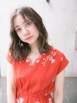 ルティア(Lutia) センターパート ベージュカラー 小顔