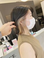 エン(eNN)&nbsp;＜外はねボブと相性抜群＞チラッとインナーカラー×ベージュ