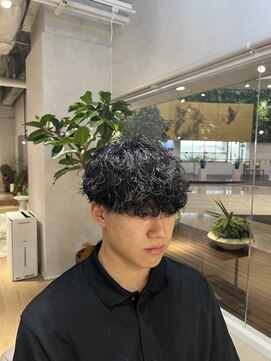 ウノプリールヴァモス(unopulir Vamos) 黒髪大人メンズヘア波巻きスパイラルパーマ前下がり