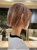 ハイトーン切りっぱなしショートボブミルクティーピンクベージュ