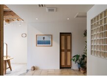 エナ(ena.)の雰囲気（木の温もりを感じる落ち着いた空間で、ゆっくりとお過ごし下さい）