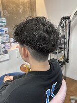 グート ヘアーメイク(gut HAIR MAKE) メンズ 波巻きスパイラルパーマ 刈り上げ高め