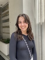 アイナ(AINA)&nbsp;流れる顔周りとウェーブ巻き