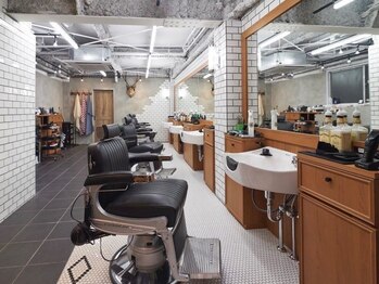 バーバーショップ ノア 2nd(BARBERSHOP NOR)の写真/ホワイトタイルをふんだんに使用。アメリカンダイナーな内装にNeonと白黒のサインポールがお客様をお出迎え
