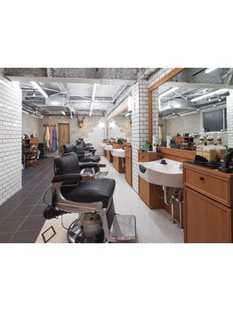 ホワイトタイルをふんだんに使用。アメリカンダイナーな内装にNeonと白黒のサインポールがお客様をお出迎え