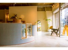 カケ(kake)の雰囲気（陽当たりも良く広々とした開放感あるサロンです。）