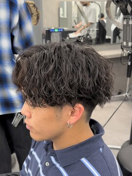 オーバルバイアピッシュ(OVARL by apish) センターパートメンズパーマスパイラルツイスト波巻き