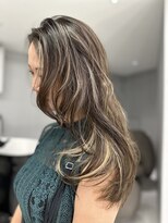 ハイライトカラー/レイヤーカット［新宿/巻き髪/ヘアセット］