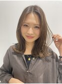 センターパート外ハネスタイル