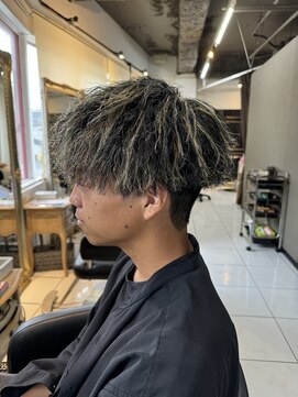 アイズ 海老名(AIZU) ツイストスパイラルパーマ 金メッシュ メンズパーマ 海老名