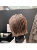 外ハネ　切りっぱなし　ベージュカラー　軽めボブ　ぷつっと