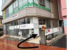 シャルール 新鎌ヶ谷(Chaleur)の雰囲気（【当店の場所】入り口は矢印を奥に進み階段を登った2Fです！）