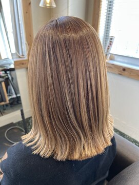 ココ(coco) 大人女子白髪ぼかしブリーチボブ