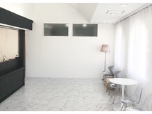 ヘアアンドメイク ムーア(Muuua)の雰囲気（開放感たっぷりの広い待合スペース♪ ハイライト/バレイヤージュ）