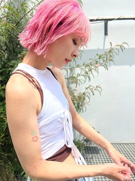 エイミー(Aimee) Aimee町田　ビビットピンク×切りっぱなしボブ