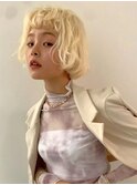 オン眉 抜きっぱなしブロンド ブリーチ ハイトーン ボブパーマ