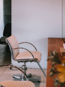 ヘアーリゾート ビッグアップ(hair resort Big up)の写真/落ち着いた店内で木の温もりを感じる癒やしの時間。キッズルームありの当サロンは通いやすさも魅力です♪