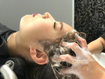 ユキオ ダル(Yukio Dal)の写真/フルフラットシャンプー台完備◆頭皮を力強くほぐす絶妙なツボ押し本格SPA―施術後には顔がスッキリ見える