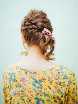 エミタス 練馬(emi+ Hair & eyelash) ツイストサイドアップ￥3000