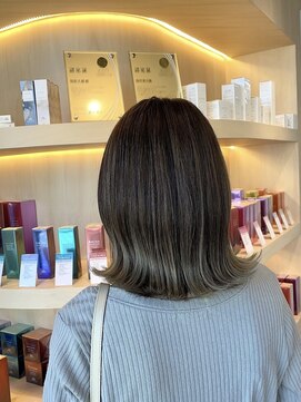 シダ(sida SAIIN) 肩上外ハネハイライト30代