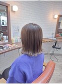 切りっぱなし外ハネボブ　アッシュグレー