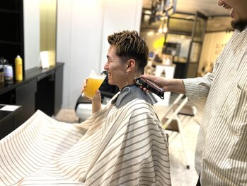 フランクスバーバーザスタンド(Frank’s barber the stand)の写真/【飯田橋駅2分】ビジネスマンに嬉しい平日22時まで営業中！お仕事帰りにビールと共にヘアもリフレッシュ！