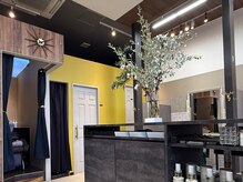 【四季折々を感じる枝物...】季節に合わせた植物の枝を月に1回お席から見える場所に飾らせて頂いております