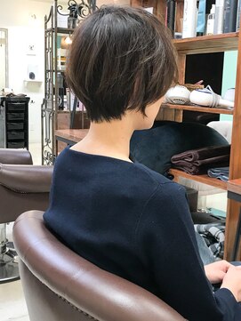 アンルポン(un.le.pont) 毛先パーマ耳かけネイビーカラーマニッシュショートフレンチボブ