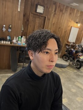 バーバートモシビ(BAR BER TOMOSHIBI) センターパート×ツイストスパイラルパーマ