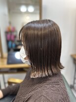鎖骨辺りで揺れる大人可愛いスィートブラウン