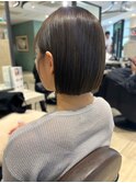 切りっぱなしボブ　ミニボブ　グレージュ　艶カラー　こなれ感