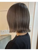 切りっぱなしボブ　ブルーブラック　ブリーチカラー　暗髪