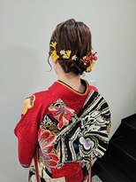 ベルグロー 北新地(BELLEGROW)&nbsp;花飾り低めシニヨン｜梅田・北新地ヘアセット