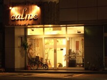 カルムの雰囲気（外観もウッド調の看板が目印）