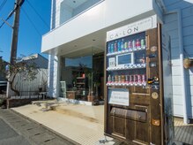 カロン(CA-LON)の雰囲気（オリジナルの自販機が目印♪お店の裏に駐車場があります）