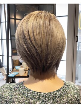 インス(ensue) 耳かけショート×艶カラー髪質改善×ミルクティーベージュ◇中島