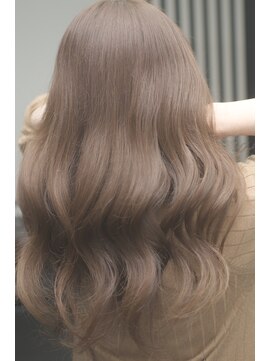 フーバ(FUUBA) ロングの自然なウェーブ巻きスタイル