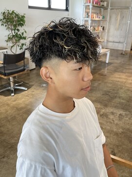 ザ オーダー(THE ORDER) メンズハイライトスペインカールスキンフェードカット