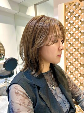 スー(suu) くびれミディアムくすみベージュ寒色系カラー大人かわいい