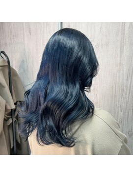 ジゼル 中津大分(GiseL) ネイビーブルーカラー 巻き髪ダブルカラーハイトーンブリーチ