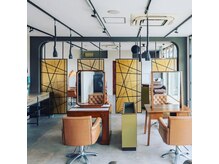 シー(SEA)の雰囲気(席は4席。女性スタッフが多いので明るく柔らかい雰囲気です♪)