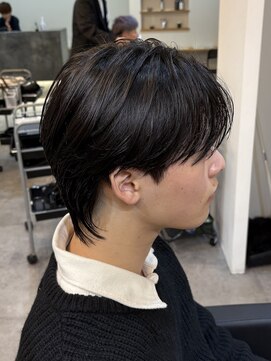 ヒュイル バイ ニアウ(Hwyl by Niau) MEN’S HAIR/センターパート/ニュアンスパーマ/伊勢崎