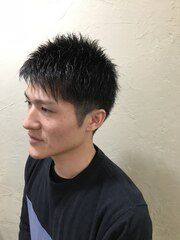 黒髪　ツーブロック　フェザーショート