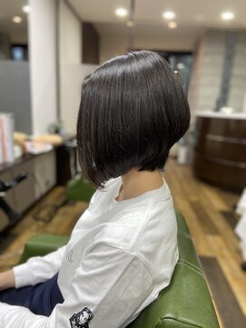 ポンパデュール ヤゴト(Pompadour YAGOTO) 前下がりボブ