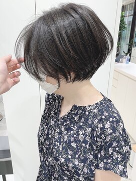 ステア ケース(stair case) 大人黒髪ハンサムショートセンターパート前髪なし