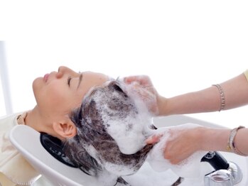 カットアンドリラクゼーション ニコリ(Nicoli)の写真/【似合わせカット+スパ★¥4200】頭皮ケアで新しい髪を健やかに◇地肌からアプローチし、髪本来の美しさへ！