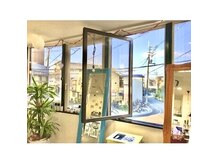 フェリシータ 総持寺店(felicita)の雰囲気（【阪急総持寺駅徒歩30秒】2階で開放的で木の温もりを感じる店内）