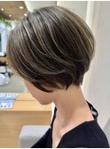 ショートボブ大人可愛いショートボブカーキアッシュハイライト