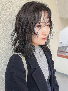 ニイ(nii.) おおきめカールのパーマスタイル