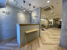 曲がる縮毛矯正専門店 バイ レイズ 名駅(曲がる縮毛矯正専門店 by RAYS)の雰囲気(受付 曲がる縮毛矯正/センターパート/名古屋/名駅/メンズパーマ)